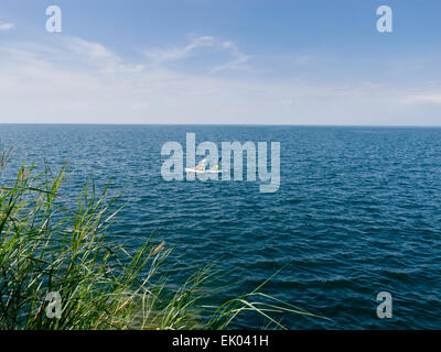 Canoisti canottaggio sul Lago Kivu a Goma nella Repubblica democratica del Congo ( RDC ), Africa Foto Stock