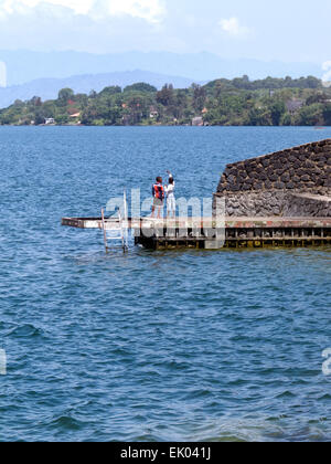 Due bambini congolesi in piedi al bordo del lago Kivu a Goma nella Repubblica democratica del Congo ( RDC ), Africa Foto Stock