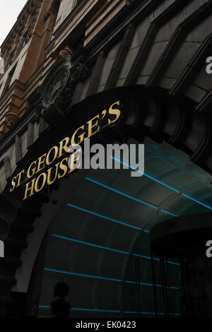 Cielo grigio obliqua blu ritratto luci elettriche arco d'ingresso St George's House, Peter Street, Manchester, Regno Unito Foto Stock