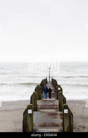Aberystwyth, Wales, Regno Unito. 3 Aprile,2015. Padre e figlio sul pontile.UK Meteo, cieli grigi non è in grado di sconfiggere la bellezza del Galles durante la Pasqua. Credito: Dave Stevenson/Alamy Live News Foto Stock