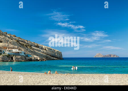 La baia di Messara a Matala, con crystal clear acque turchesi, dal punto di vista della spiaggia, regione di Heraklion, Creta, Grecia. Foto Stock