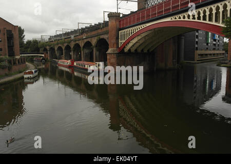 Cielo grigio vista, di chiatte ormeggiate Bridgewater Canal, Manchester congiunzione Sud viadotto attraversando Castlefield Junction, Manchester Foto Stock