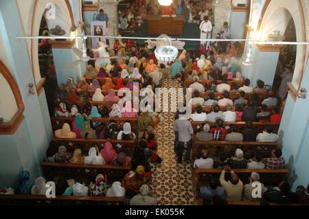 Lahore. 3 apr, 2015. Cristiani pakistani adoratori di pregare durante la Messa per contrassegnare il Venerdì Santo in una Chiesa in Pakistan orientale di Lahore il 3 aprile 2015. I credenti cristiani di tutto il mondo contrassegnare la Settimana santa di Pasqua nella celebrazione della crocifissione e resurrezione di Gesù Cristo. Credito: Sajjad/Xinhua/Alamy Live News Foto Stock