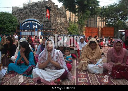 Lahore. 3 apr, 2015. Cristiani pakistani adoratori di pregare durante la Messa per contrassegnare il Venerdì Santo in una Chiesa in Pakistan orientale di Lahore il 3 aprile 2015. I credenti cristiani di tutto il mondo contrassegnare la Settimana santa di Pasqua nella celebrazione della crocifissione e resurrezione di Gesù Cristo. Credito: Sajjad/Xinhua/Alamy Live News Foto Stock