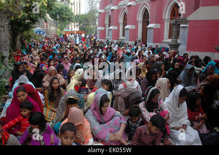 Lahore. 3 apr, 2015. Cristiani pakistani adoratori di pregare durante la Messa per contrassegnare il Venerdì Santo in una Chiesa in Pakistan orientale di Lahore il 3 aprile 2015. I credenti cristiani di tutto il mondo contrassegnare la Settimana santa di Pasqua nella celebrazione della crocifissione e resurrezione di Gesù Cristo. Credito: Sajjad/Xinhua/Alamy Live News Foto Stock