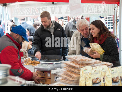 Horsham, West Sussex, Regno Unito. 03 apr, 2015. Un venditore di mercato (sinistra) al mercato italiano nel Carfax, Horsham, West Sussex venerdì 3 aprile 2015 durante la Piazza Italia 2015 festival. Piazza Italia 2015 si è tenuto a Horsham West Sussex, a partire da venerdì 3 aprile al lunedì 6 aprile 2015. Credito: Christopher Mills/Alamy Live News Foto Stock