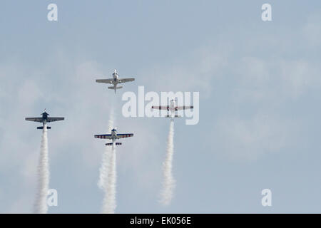 Ahmedabad, Gujarat, India. 3 Aprile, 2015. I membri del Global stelle Aerobatic Team, dalla Gran Bretagna eseguire manovre aeree presso l'Air show come parte dell'aero-conclave 2015 in Sabarmati riverfront, Ahmedabad, Gujarat, India, venerdì sera, 3 Aprile, 2015 Credit: manjeet & yograj jadeja/Alamy Live News Foto Stock