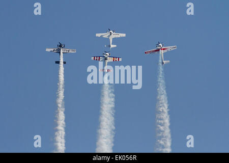 Ahmedabad, Gujarat, India. 3 Aprile, 2015. I membri del Global stelle Aerobatic Team, dalla Gran Bretagna eseguire manovre aeree presso l'Air show come parte dell'aero-conclave 2015 in Sabarmati riverfront, Ahmedabad, Gujarat, India, venerdì sera, 3 Aprile, 2015 Credit: manjeet & yograj jadeja/Alamy Live News Foto Stock