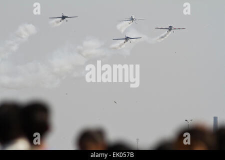 Ahmedabad, Gujarat, India. 3 Aprile, 2015. I membri del Global stelle Aerobatic Team, dalla Gran Bretagna eseguire manovre aeree presso l'Air show come parte dell'aero-conclave 2015 in Sabarmati riverfront, Ahmedabad, Gujarat, India, venerdì sera, 3 Aprile, 2015 Credit: manjeet & yograj jadeja/Alamy Live News Foto Stock