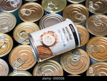 Una lattina di latte di cocco in un cassetto di conserve alimentari. Foto Stock