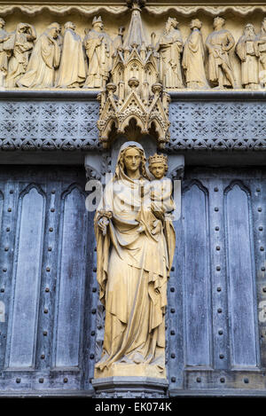 La Madonna e il bambino sopra l'ingresso principale all'Abbazia di Westminster a Londra. Foto Stock