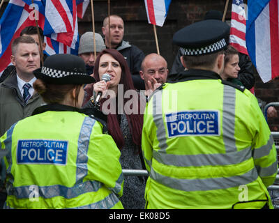 Londra, Regno Unito. 03 Aprile, 2015. Jayda Fransen, vice leader in Gran Bretagna prima parla come di estrema destra è un gruppo di pressione che protesta di fronte al Regent Park moschea mentre predicatore radicale Anjem Choudary offre un discorso non ci scoraggiano i musulmani dal voto alle prossime elezioni del Regno Unito 2015. Credito: Pete Maclaine/Alamy Live News Foto Stock