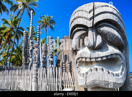 Figure scolpite a Puuhonua O Honaunau National Historical Park sulla Big Island Foto Stock