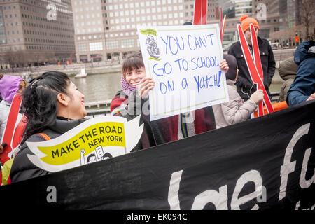 Una coalizione di gruppi di comunità e proteste a North Cove Marina in Battery Park Martedì, Marzo 31, 2015 contro le agevolazioni fiscali scritti in New York il bilancio dello Stato per gli acquirenti di yacht di lusso e di aerei privati. Gli acquirenti di yacht sarebbe solo pagare le tasse sui primi $230.000, il rabbocco a $9200, del costo non importa quanto costoso lo yacht è stato. Se si acquista un piano non si pagano la tassa sulle vendite a tutti se esso porta meno di 20 persone. (© Richard B. Levine) Foto Stock