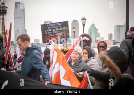 Una coalizione di gruppi di comunità e proteste a North Cove Marina in Battery Park Martedì, Marzo 31, 2015 contro le agevolazioni fiscali scritti in New York il bilancio dello Stato per gli acquirenti di yacht di lusso e di aerei privati. Gli acquirenti di yacht sarebbe solo pagare le tasse sui primi $230.000, il rabbocco a $9200, del costo non importa quanto costoso lo yacht è stato. Se si acquista un piano non si pagano la tassa sulle vendite a tutti se esso porta meno di 20 persone. (© Richard B. Levine) Foto Stock