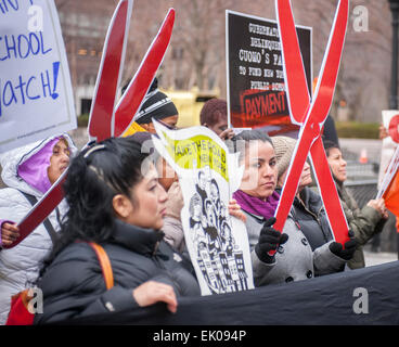 Una coalizione di gruppi di comunità e proteste a North Cove Marina in Battery Park Martedì, Marzo 31, 2015 contro le agevolazioni fiscali scritti in New York il bilancio dello Stato per gli acquirenti di yacht di lusso e di aerei privati. Gli acquirenti di yacht sarebbe solo pagare le tasse sui primi $230.000, il rabbocco a $9200, del costo non importa quanto costoso lo yacht è stato. Se si acquista un piano non si pagano la tassa sulle vendite a tutti se esso porta meno di 20 persone. (© Richard B. Levine) Foto Stock