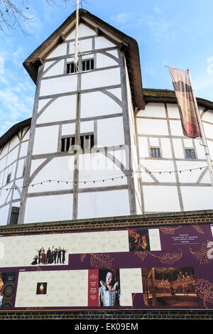 Il Globe Theatre, associato a William Shakespeare, Bankside sulla banca del sud del terrapieno, London SE1 Foto Stock