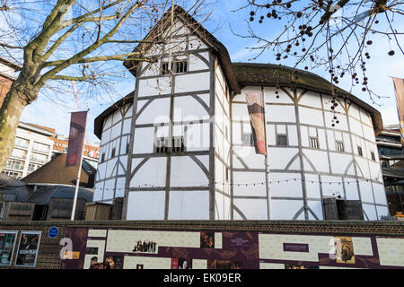 Il Globe Theatre, associato a William Shakespeare, Bankside sulla banca del sud del terrapieno, London SE1 Foto Stock