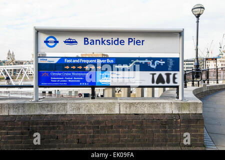 Firmare all'entrata di Bankside Pier river bus stazione delle barche sul Fiume Tamigi, Southwark, Londra SE1 vicino alla Tate Modern art gallery Foto Stock