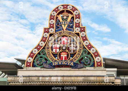 Colorate segno vittoriano sulla sponda sud del terrapieno, Blackfriars Bridge di Londra - il badge LCDR: Londra Chatham e Dover Railway 1864 Invicta Foto Stock