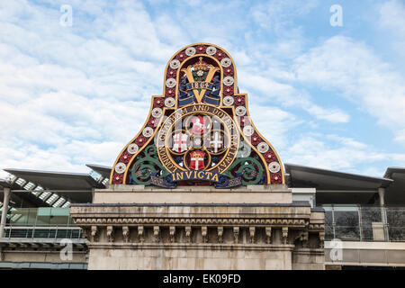 Colorate segno vittoriano sulla sponda sud del terrapieno, Blackfriars Bridge di Londra - il badge LCDR: Londra Chatham e Dover Railway 1864 Invicta Foto Stock