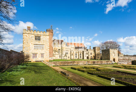 Penshurst Place, xiv secolo country house, sede della famiglia di Sidney, vicino a Tonbridge, Kent, in una giornata di sole con un cielo blu Foto Stock