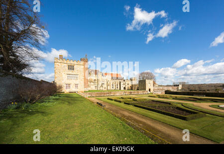 Penshurst Place, xiv secolo country house, sede della famiglia di Sidney, vicino a Tonbridge, Kent, in una giornata di sole con un cielo blu Foto Stock