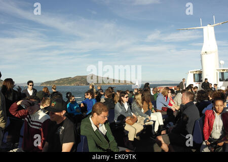 Cielo blu, il bianco delle nuvole vista, di Angel Island, passeggeri rilassante su un traghetto di ritorno da Sausalito a San Francisco, Stati Uniti d'America Foto Stock