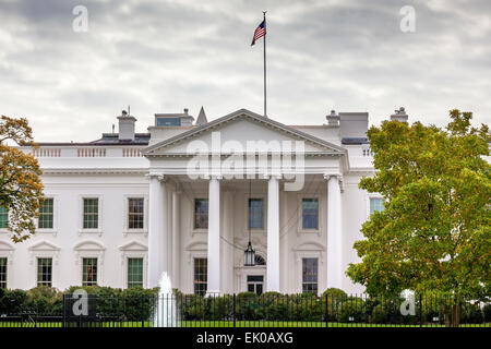 Bianco presidenziale Casa Fontana di recinzione e Pennsylvania Avenue a Washington DC Foto Stock
