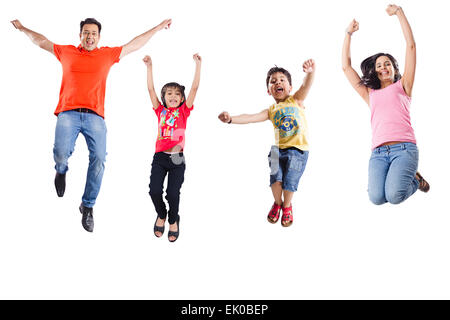 Indian i genitori con bambini Jumping fun Foto Stock