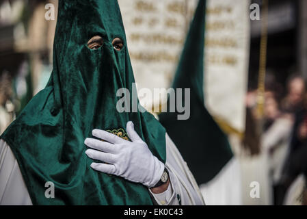 Barcellona, in Catalogna, Spagna. 3 apr, 2015. Un Nazareno della confraternita della 'Gran Poder e Macarena Esperanza' parate durante la processione del Venerdì santo attraverso Barcellona. Credito: Matthias Oesterle/ZUMA filo/ZUMAPRESS.com/Alamy Live News Foto Stock