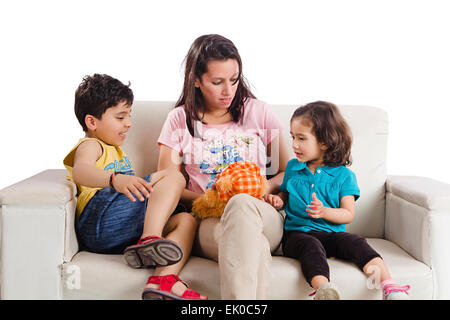 Indian madre e bambini che giocavano toy Foto Stock