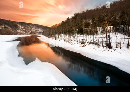 Tramonto su un congelato sul fiume Delaware vicino laghetto Eddy, New York Foto Stock