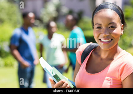 Bella femmina africana di studente di college con libri sul campus Foto Stock