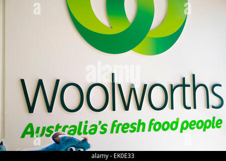 Australian woolworths supermercato segno e logo in un negozio di Sydney, Australia Foto Stock