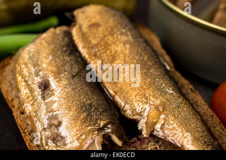 Tapas - grande sardine affumicato su un pezzo di pane nero Foto Stock