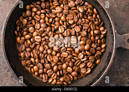 I chicchi di caffè durante la cottura sulla sommità della stufa visualizza Foto Stock