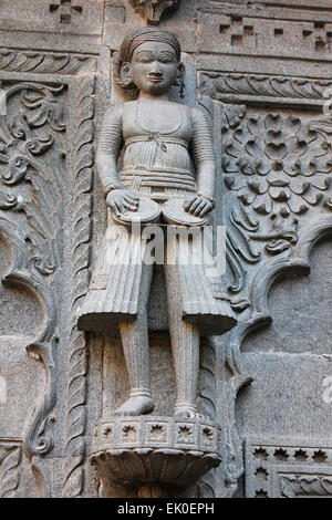 La scultura sulle pareti esterne del tempio di Shiva. Holkar Ahilyabai fort, Maheswar, Khargone, Madhya Pradesh, India Foto Stock