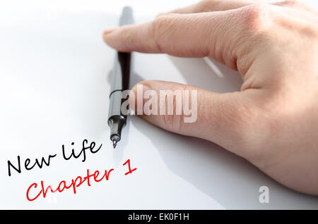 Penna in mano isolate su sfondo bianco e il concetto di testo nuova vita Capitolo 1 Foto Stock