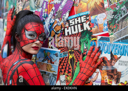 Giovane donna con un Spider-Woman bodypaint presso un make-up show di graduazione a West Thames College, Isleworth, Londra. Foto Stock