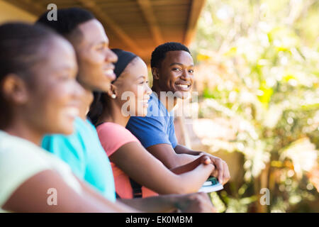 Allegro giovane africana college boy con gli amici del campus Foto Stock