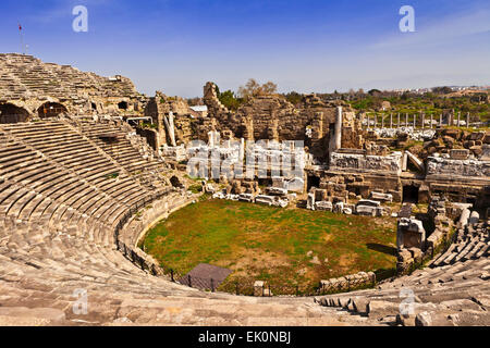 Rovine del II secolo d.c. teatro romano a lato, Turchia. Foto Stock