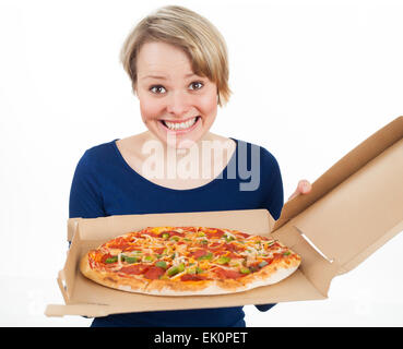 Giovane donna in possesso di una pizza e guardando molto felice, isolato su bianco Foto Stock