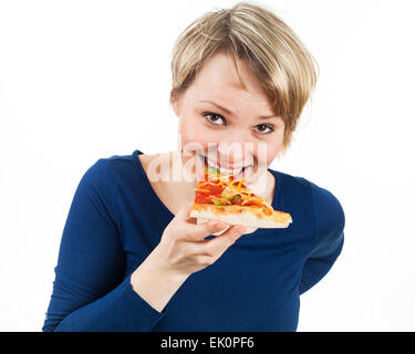 Giovane donna di mangiare un pezzo di pizza, isolato su bianco Foto Stock