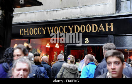 Brighton Regno Unito 4 aprile 2015 - gli acquirenti si affollano al famoso negozio Choccywoccydoodah nelle Lanes Brighton per vedere e acquistare dalle esposizioni di Pasqua . Da allora il negozio è chiuso. I cioccolatieri sono diventati famosi per i loro disegni intricati e stravaganti e recentemente sono apparsi in un documentario televisivo Credit: Simon Dack/Alamy Live News Foto Stock