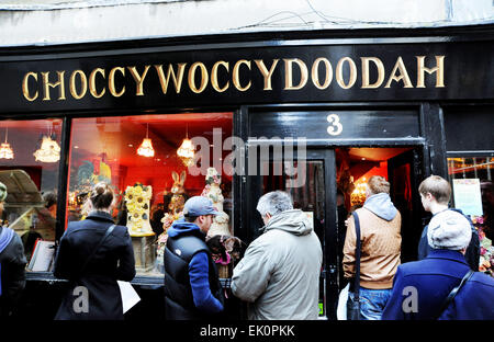 Brighton Regno Unito 4 aprile 2015 - gli acquirenti si affollano al famoso negozio Choccywoccydoodah nelle Lanes Brighton per vedere e acquistare dalle esposizioni di Pasqua . Da allora il negozio è chiuso. I cioccolatieri sono diventati famosi per i loro disegni intricati e stravaganti e recentemente sono apparsi in un documentario televisivo Credit: Simon Dack/Alamy Live News Foto Stock