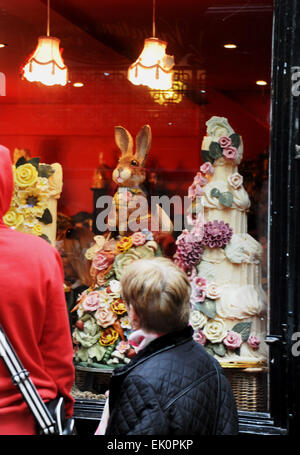 Brighton Regno Unito 4 aprile 2015 - gli acquirenti si affollano al famoso negozio Choccywoccydoodah nelle Lanes Brighton per vedere e acquistare dalle esposizioni di Pasqua . Da allora il negozio è chiuso. I cioccolatieri sono diventati famosi per i loro disegni intricati e stravaganti e recentemente sono apparsi in un documentario televisivo Credit: Simon Dack/Alamy Live News Foto Stock