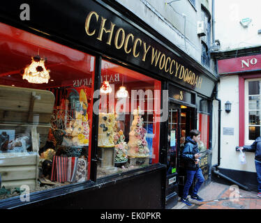 Brighton Regno Unito 4 aprile 2015 - gli acquirenti si affollano al famoso negozio Choccywoccydoodah nelle Lanes Brighton per vedere e acquistare dalle esposizioni di Pasqua . Da allora il negozio è chiuso. I cioccolatieri sono diventati famosi per i loro disegni intricati e stravaganti e recentemente sono apparsi in un documentario televisivo Credit: Simon Dack/Alamy Live News Foto Stock