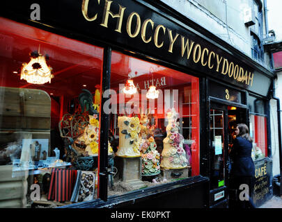 Brighton Regno Unito 4 aprile 2015 - gli acquirenti si affollano al famoso negozio Choccywoccydoodah nelle Lanes Brighton per vedere e acquistare dalle esposizioni di Pasqua . Da allora il negozio è chiuso. I cioccolatieri sono diventati famosi per i loro disegni intricati e stravaganti e recentemente sono apparsi in un documentario televisivo Credit: Simon Dack/Alamy Live News Foto Stock