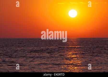 Incredibile senza nuvole alba rossa sopra il livello del mare Foto Stock